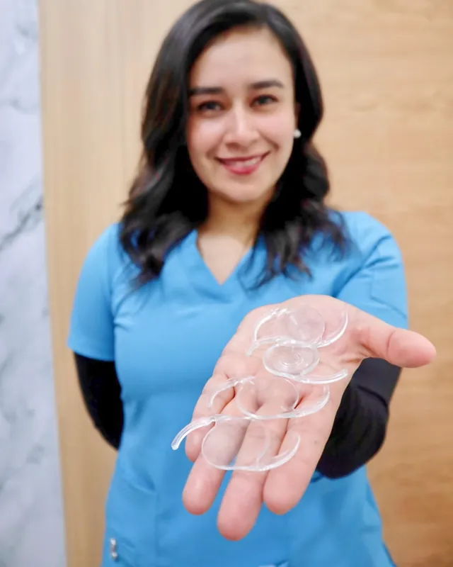La Dra. Liliana Salinas Cerrillo muestra modelos de lentes intraoculares